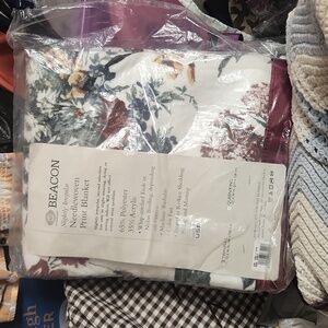 Vintage Beacon Needlewoven Full Twin Blanket Floral NIP Slightly Irre 72" x 90"